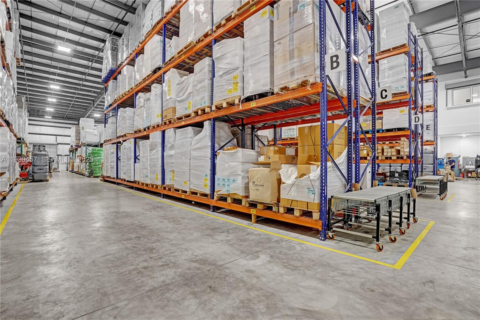   /   sq. ft. $ 2025-12-14 0 foto