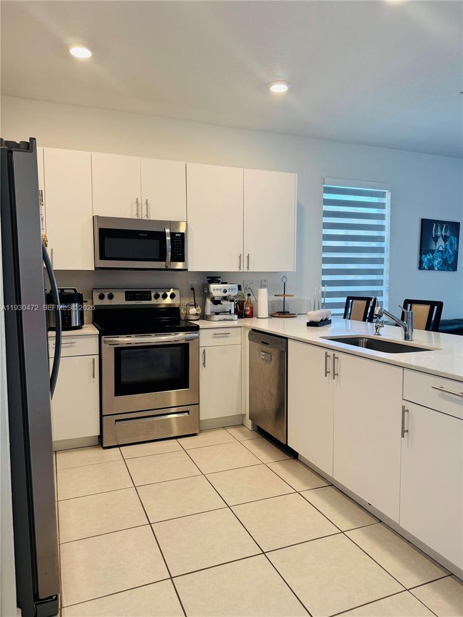 Ver detalles 12970 3 / 3 1545 sq. ft. $ 2026-05-26 0 foto