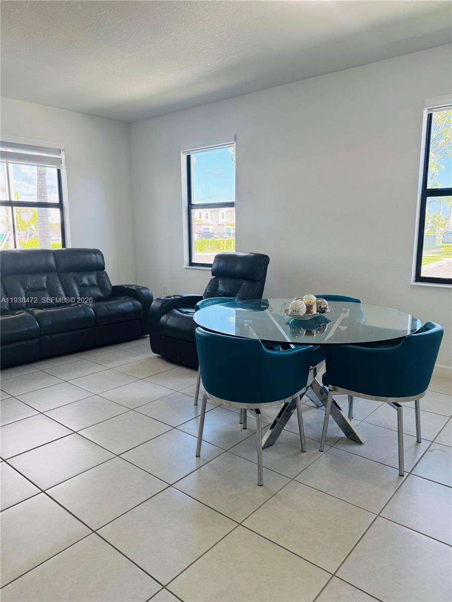 Ver detalles 12970 3 / 3 1545 sq. ft. $ 2026-05-26 0 foto
