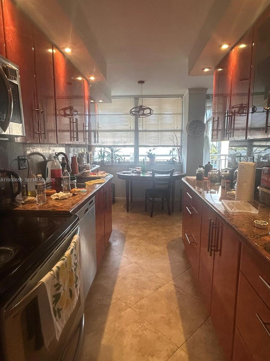 See details 418 2 / 2 1275 sq. ft. $ 2025-12-15 0 Photo