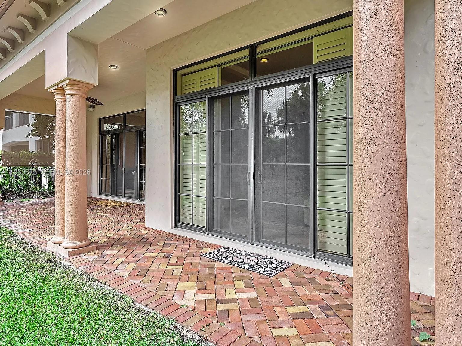 9614 5 / 4 3972 кв.футов $ 2025-12-15 0 Фото