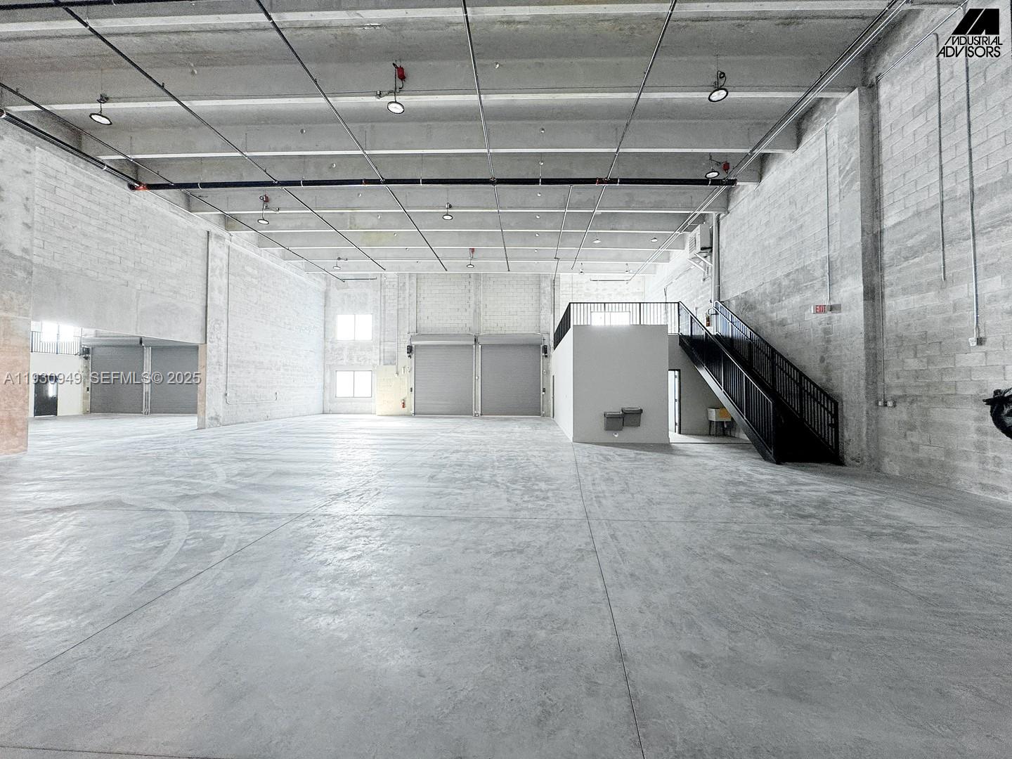   /   кв.футов $ 2025-12-15 0 Фото