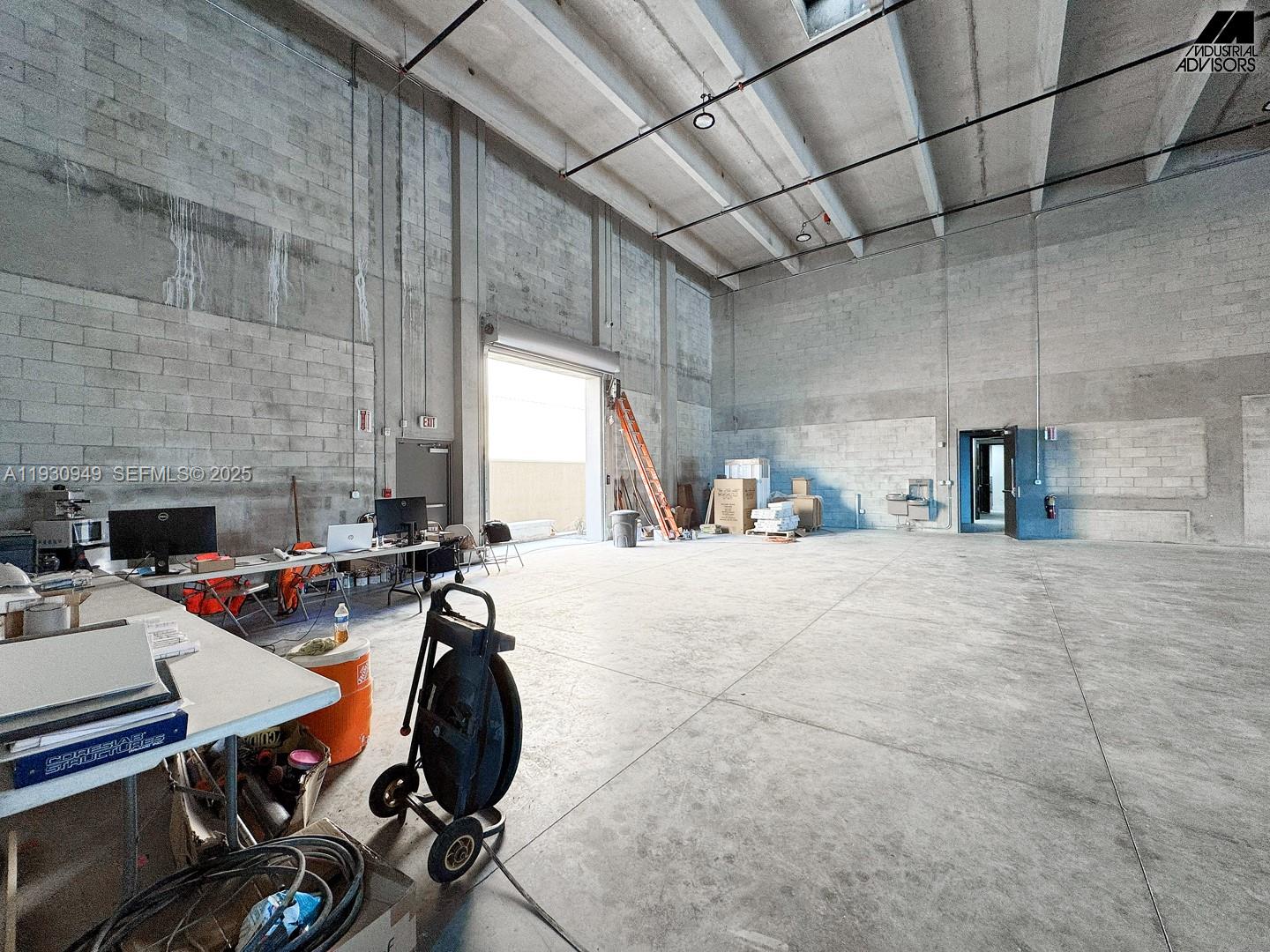   /   кв.футов $ 2025-12-15 0 Фото