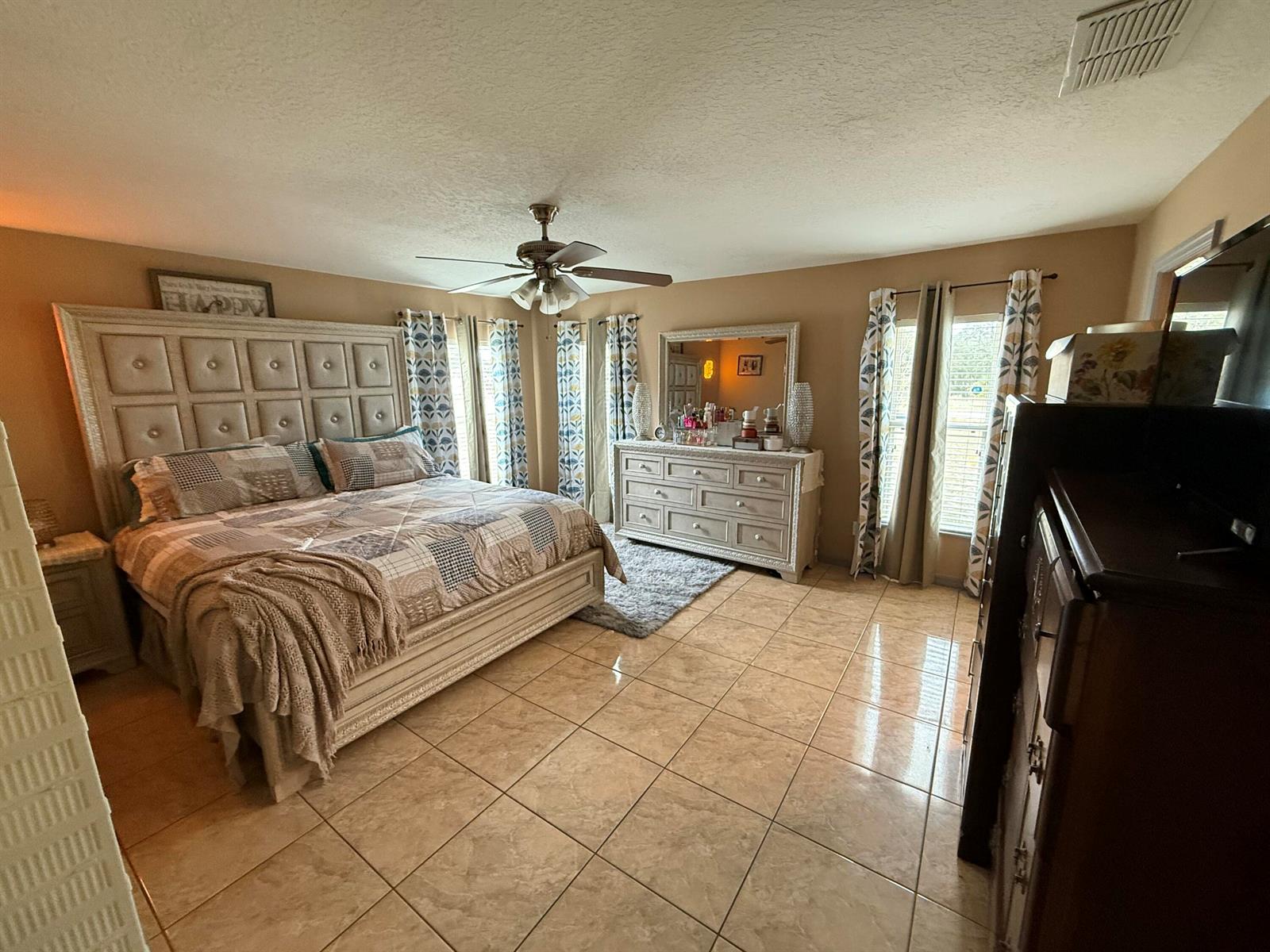 Ver detalles 4010 4 / 2 2235 sq. ft. $ 2026-03-12 0 foto