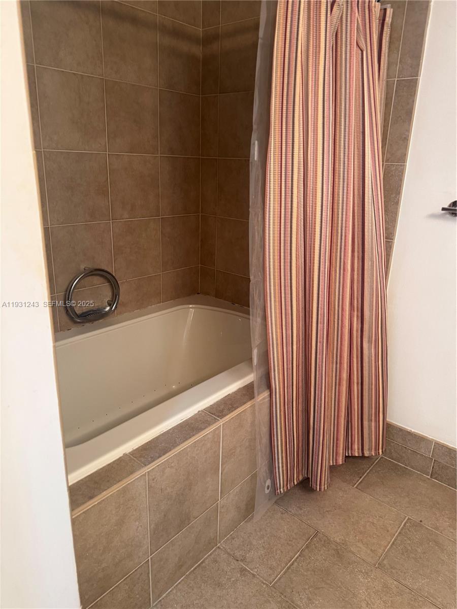 Photo of 2017 Ocean Dr  #807, Hallandale Beach, Florida, 33009 - Master Bathroom