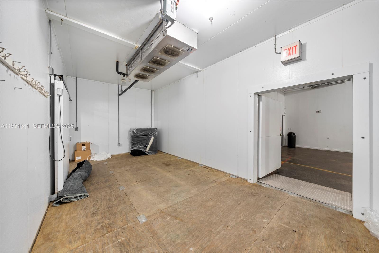   /   sq. ft. $ 2025-12-16 0 foto