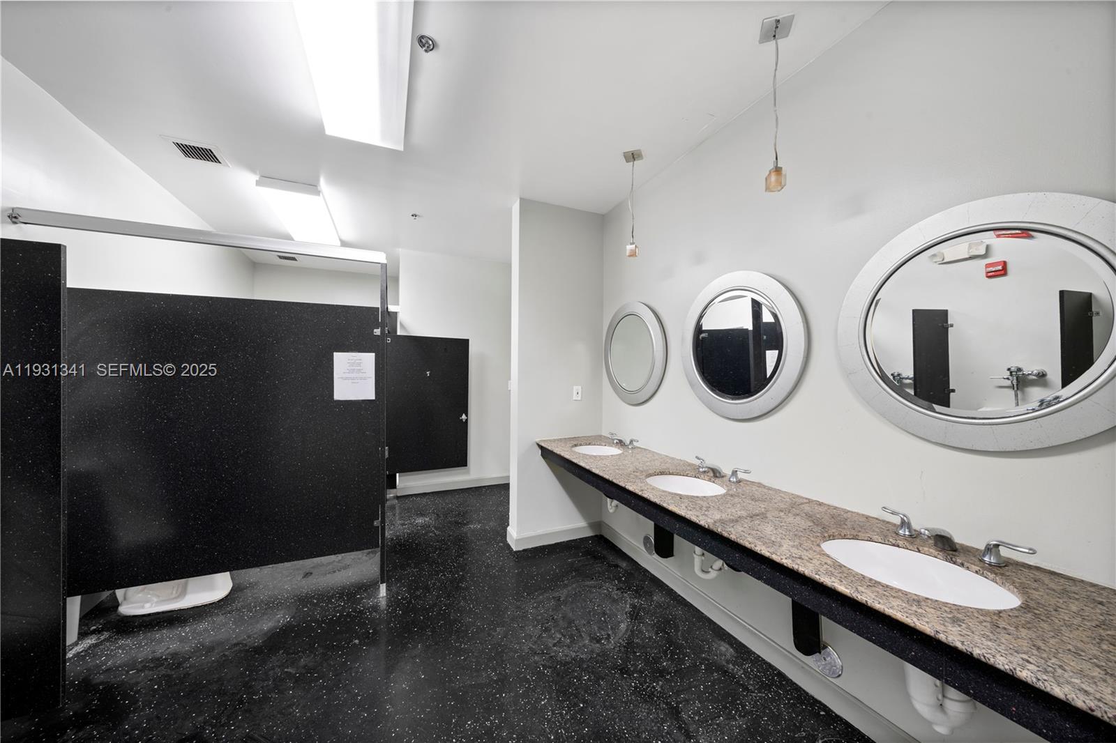   /   sq. ft. $ 2025-12-16 0 foto