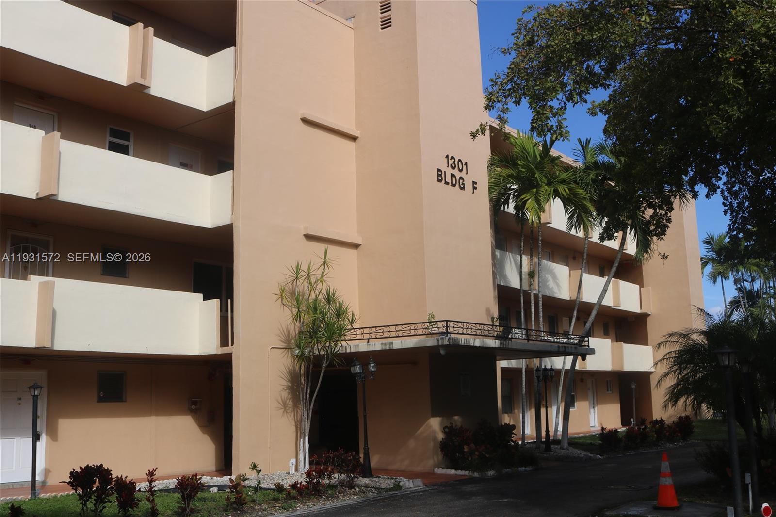 Ver detalles F407 1 / 2 898 sq. ft. $ 2026-04-23 0 foto