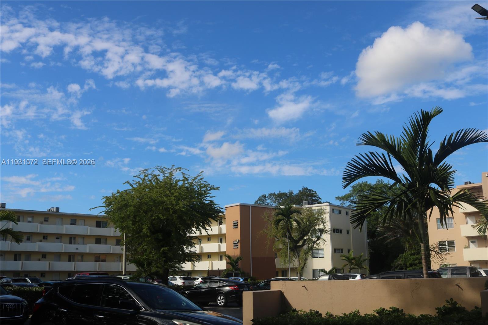Ver detalles F407 1 / 2 898 sq. ft. $ 2026-04-23 0 foto