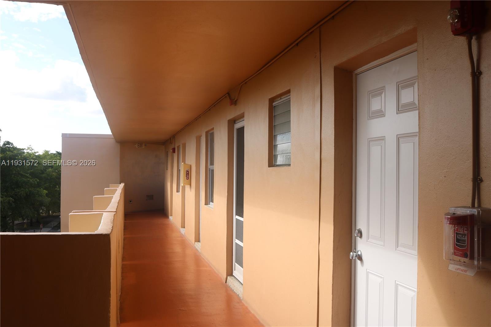 Ver detalles F407 1 / 2 898 sq. ft. $ 2026-04-23 0 foto