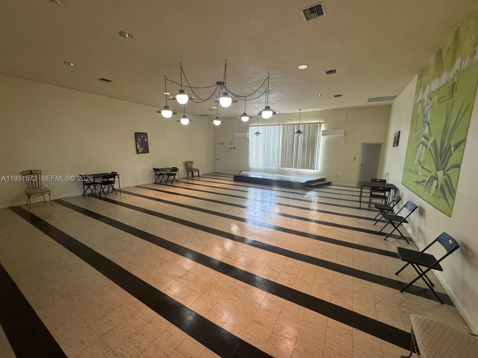 Ver detalles F407 1 / 2 898 sq. ft. $ 2026-04-23 0 foto
