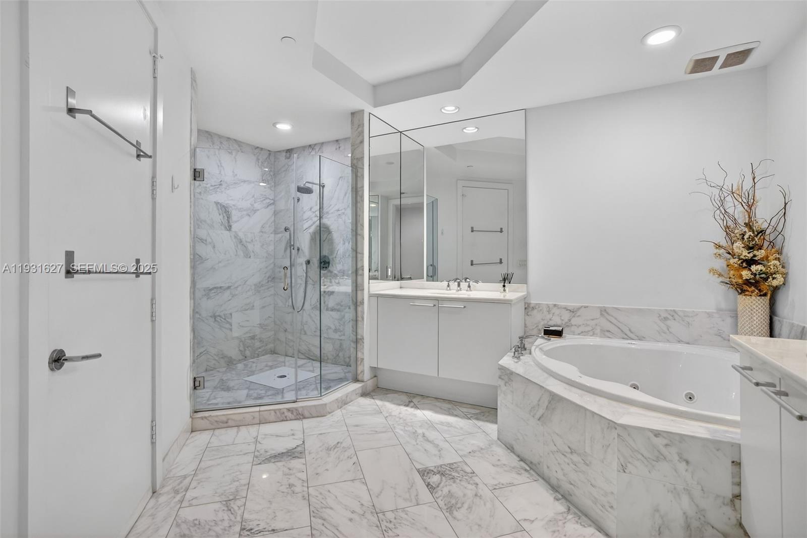 2303 3 / 3 2235 sq. ft. $ 2025-12-16 0 Photo