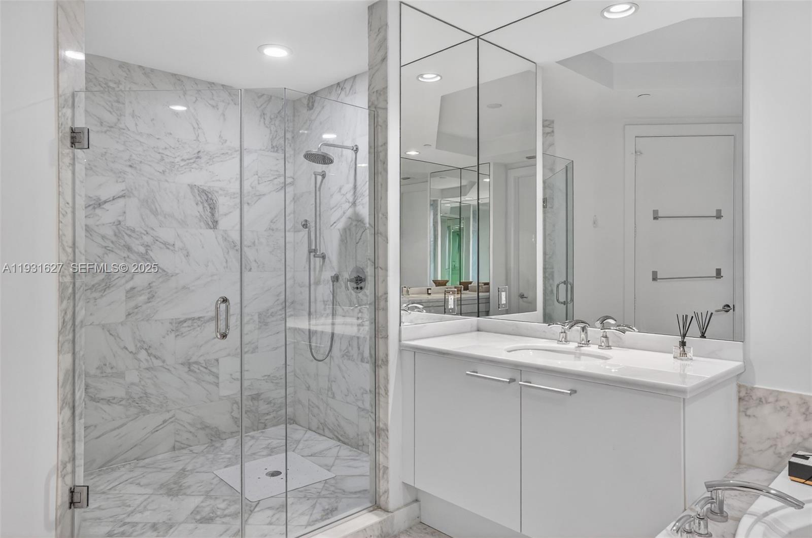 2303 3 / 3 2235 sq. ft. $ 2025-12-16 0 Photo