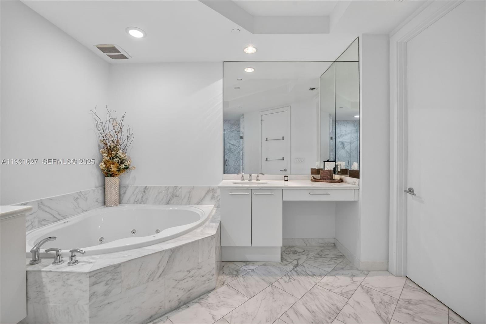 2303 3 / 3 2235 sq. ft. $ 2025-12-16 0 Photo