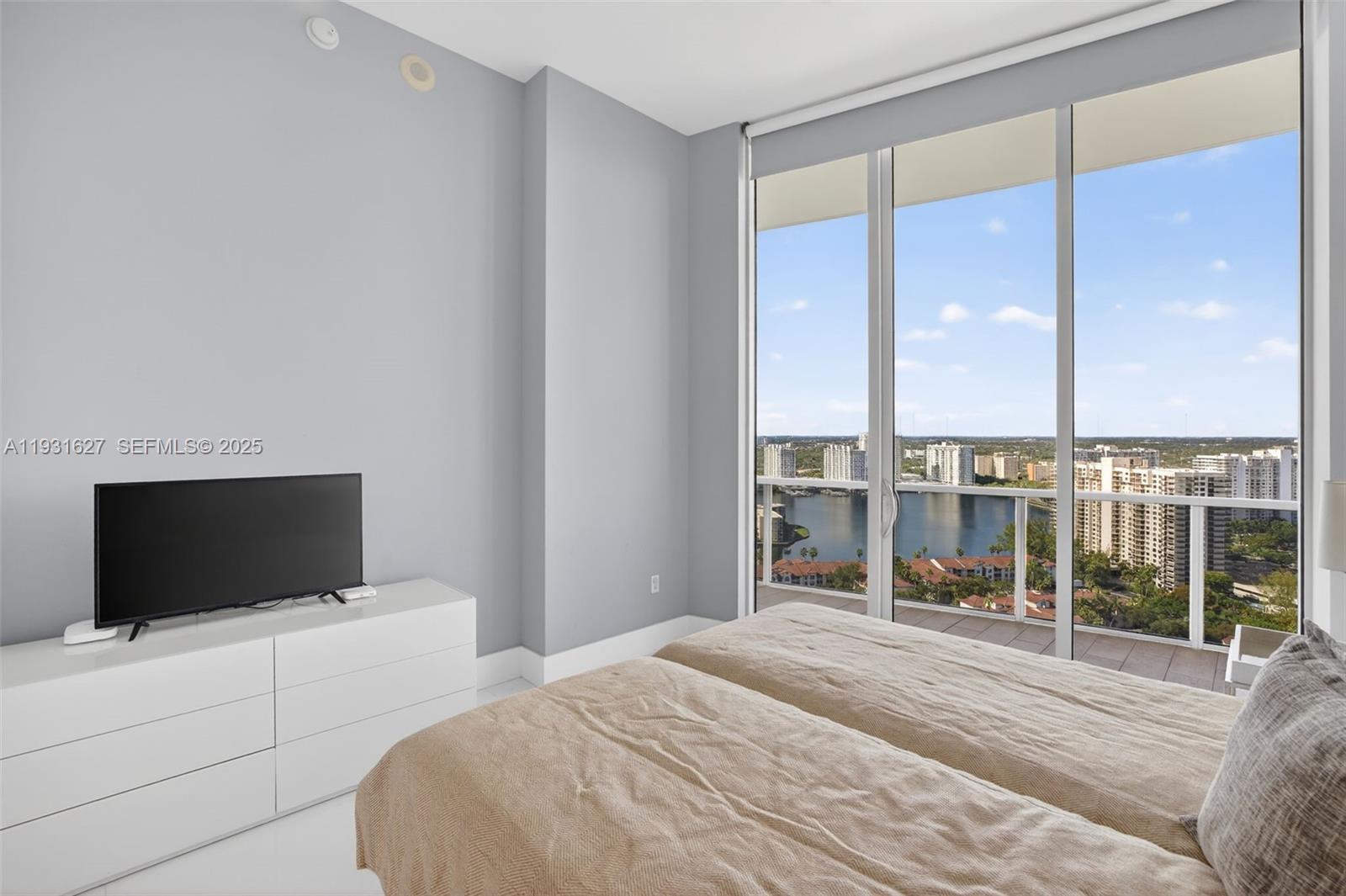 2303 3 / 3 2235 sq. ft. $ 2025-12-16 0 Photo