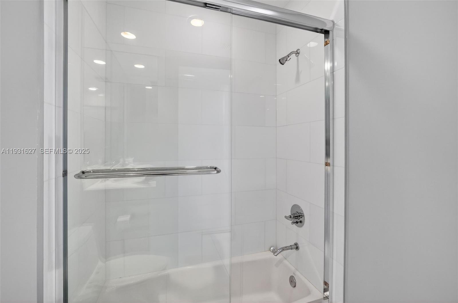 2303 3 / 3 2235 sq. ft. $ 2025-12-16 0 Photo