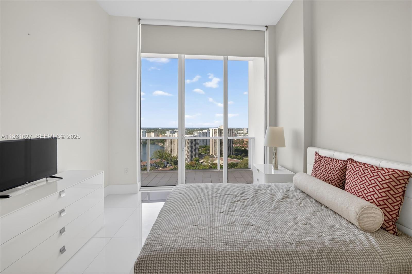 2303 3 / 3 2235 sq. ft. $ 2025-12-16 0 Photo