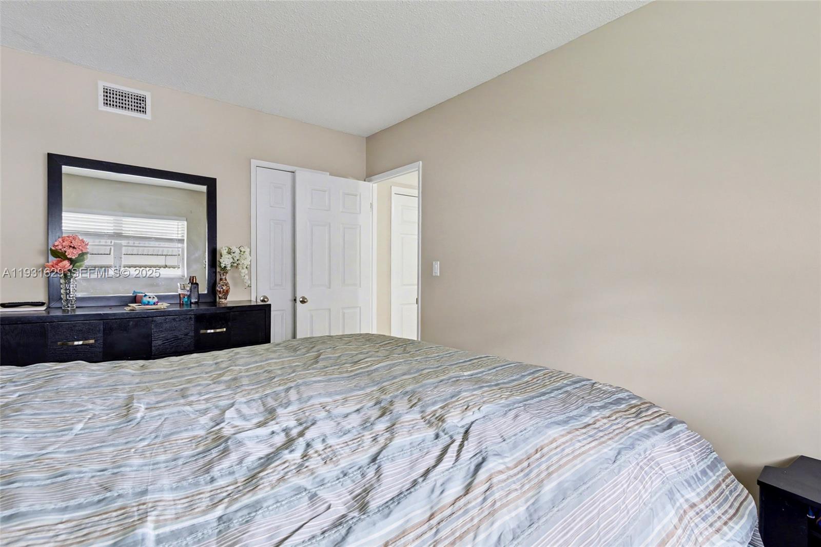 214 2 / 2 899 кв.футов $ 2025-12-16 0 Фото