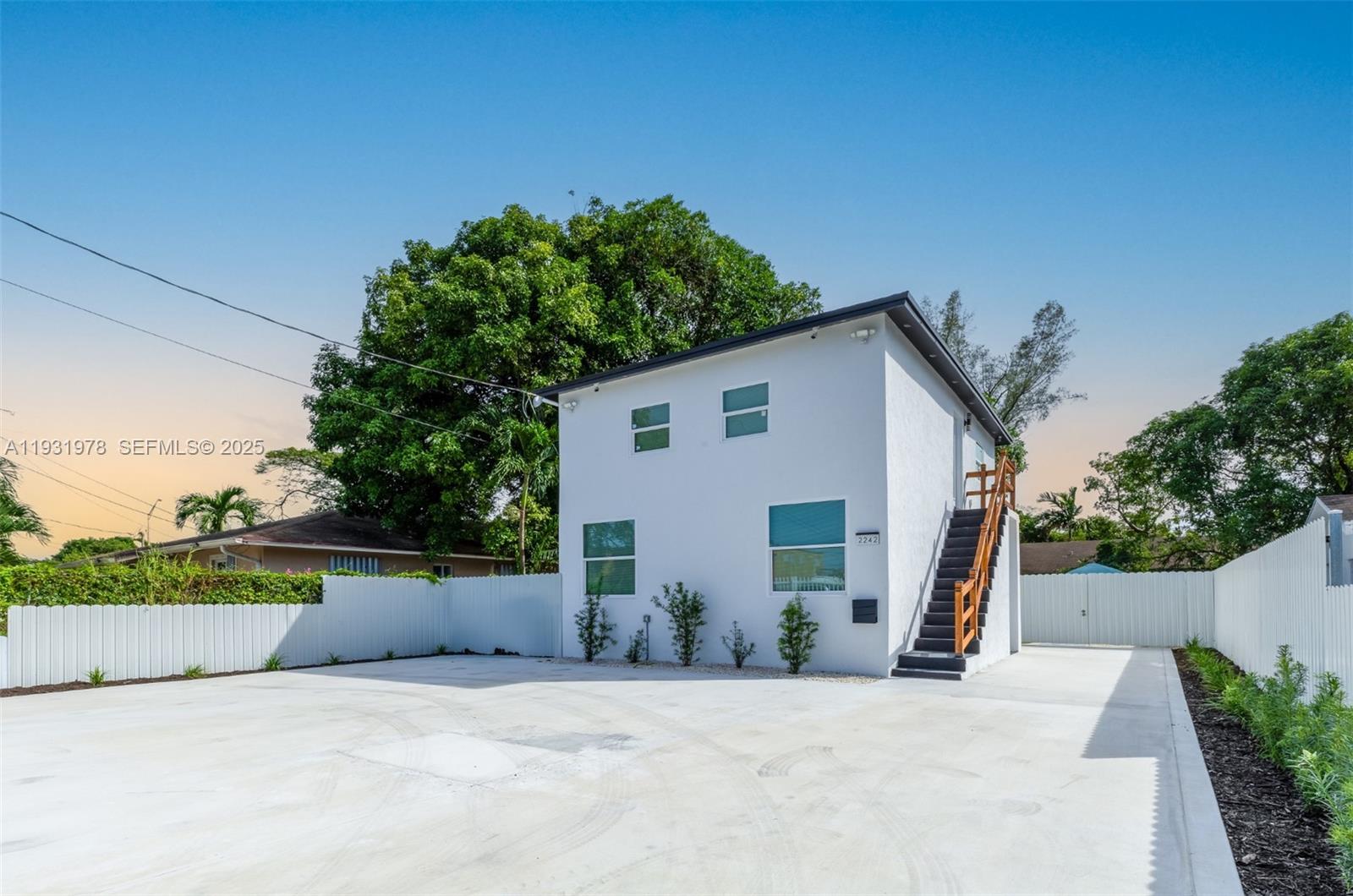   /  1160 кв.футов $ 2025-12-17 0 Фото