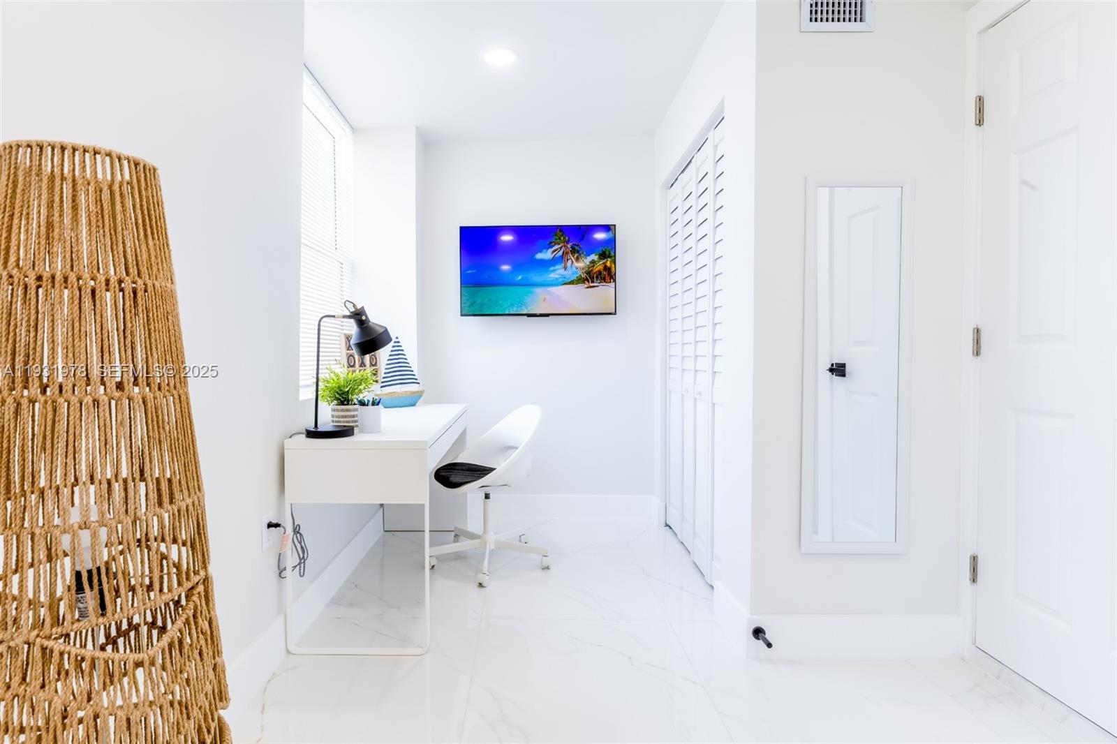   /  1160 кв.футов $ 2025-12-17 0 Фото