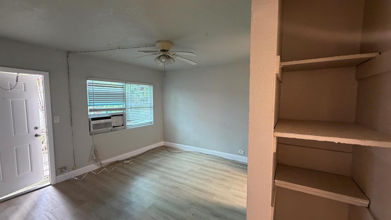 1-2  / 0 1071 sq. ft. $ 2026-05-12 0 foto