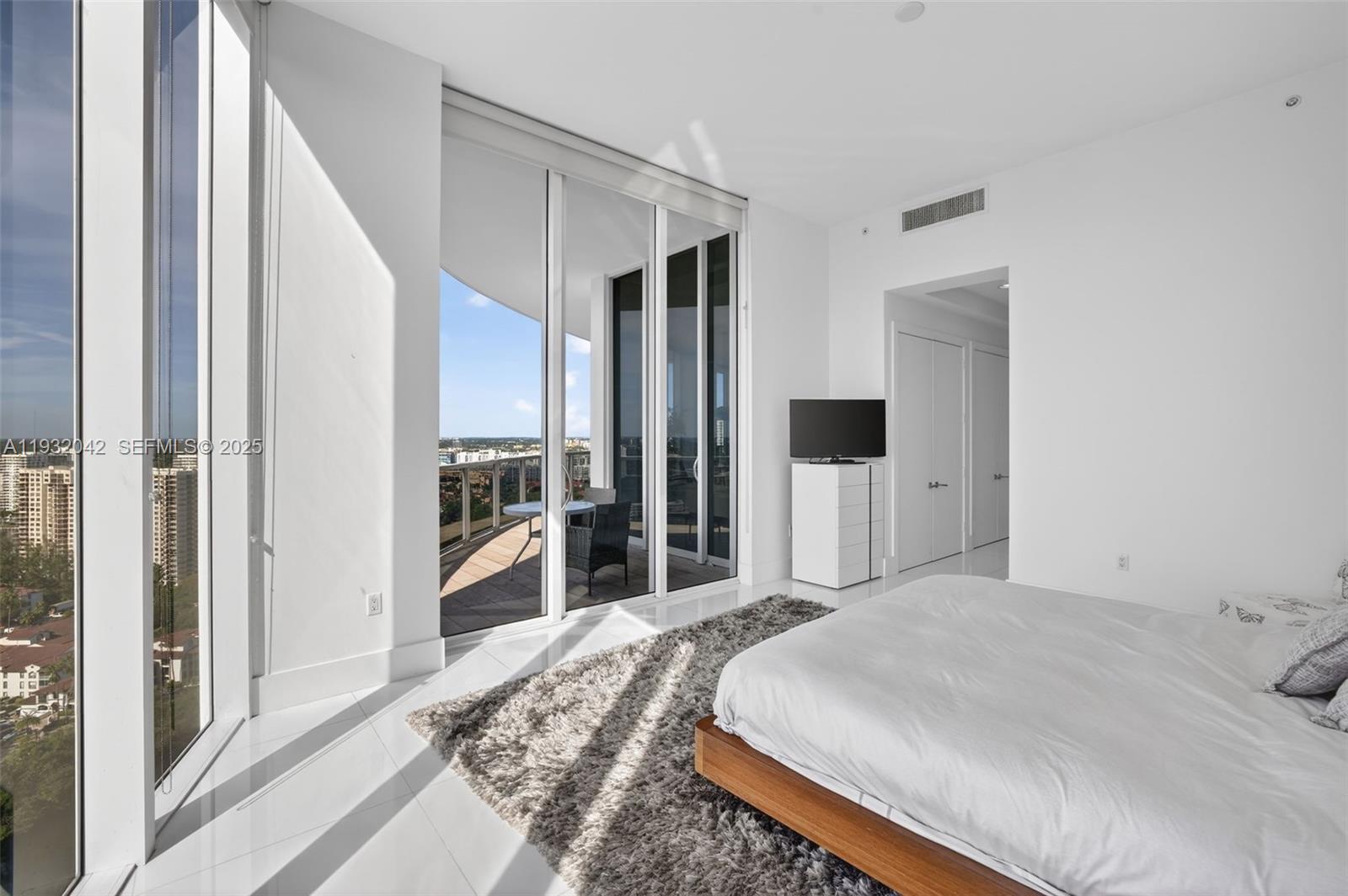 2303 3 / 3 2235 кв.футов $ 2025-12-17 0 Фото