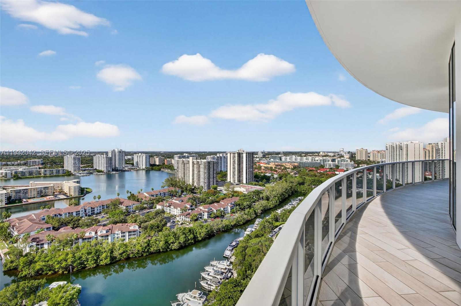 2303 3 / 3 2235 кв.футов $ 2025-12-17 0 Фото