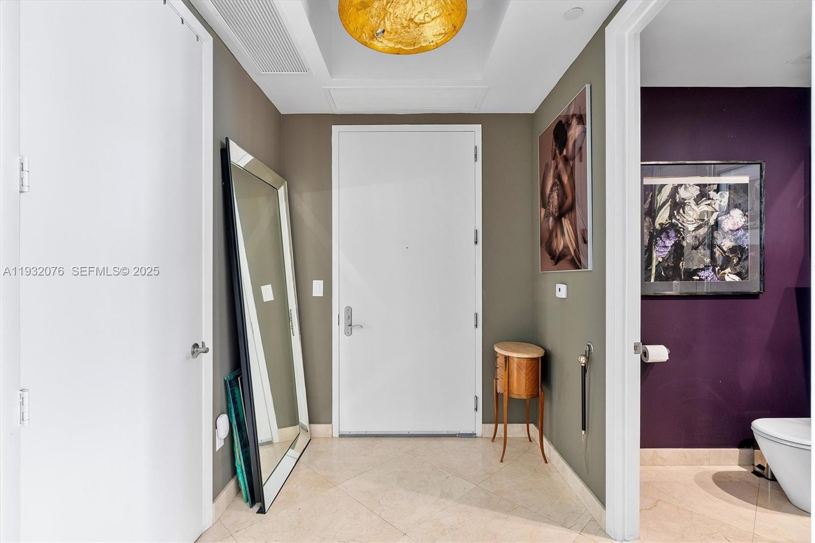 904 3 / 4 2327 кв.футов $ 2025-12-17 0 Фото