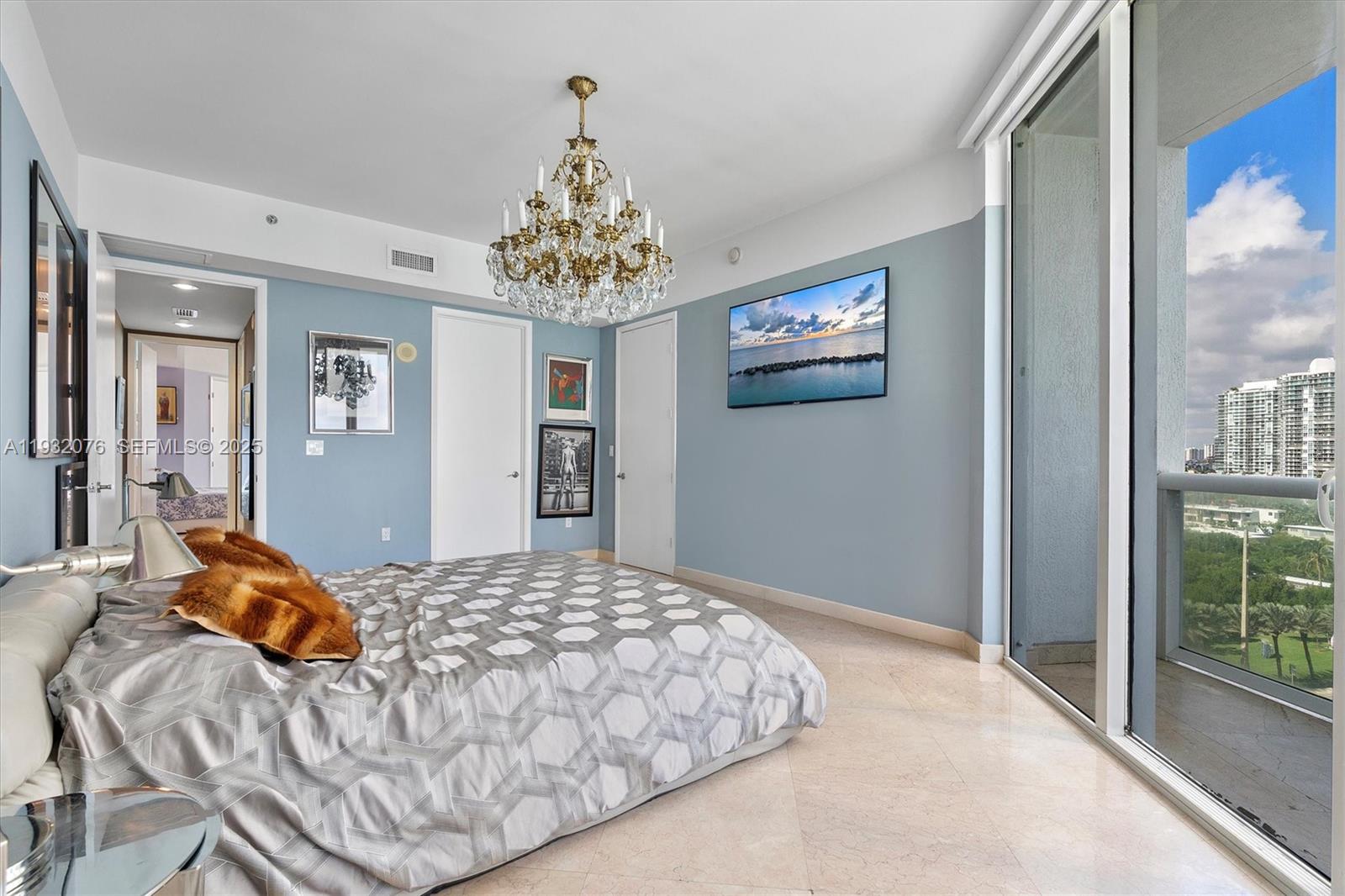 904 3 / 4 2327 кв.футов $ 2025-12-17 0 Фото