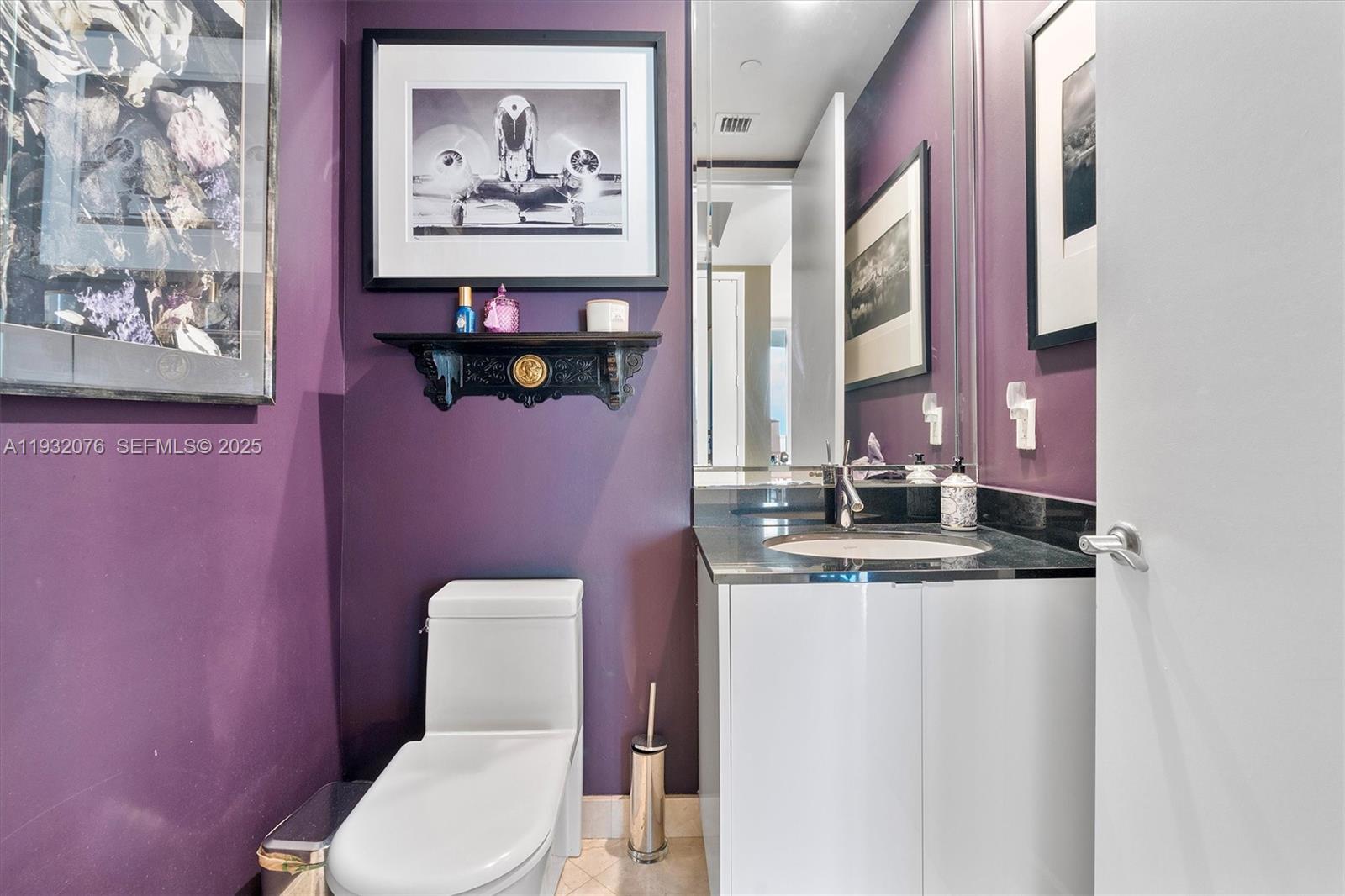 904 3 / 4 2327 кв.футов $ 2025-12-17 0 Фото