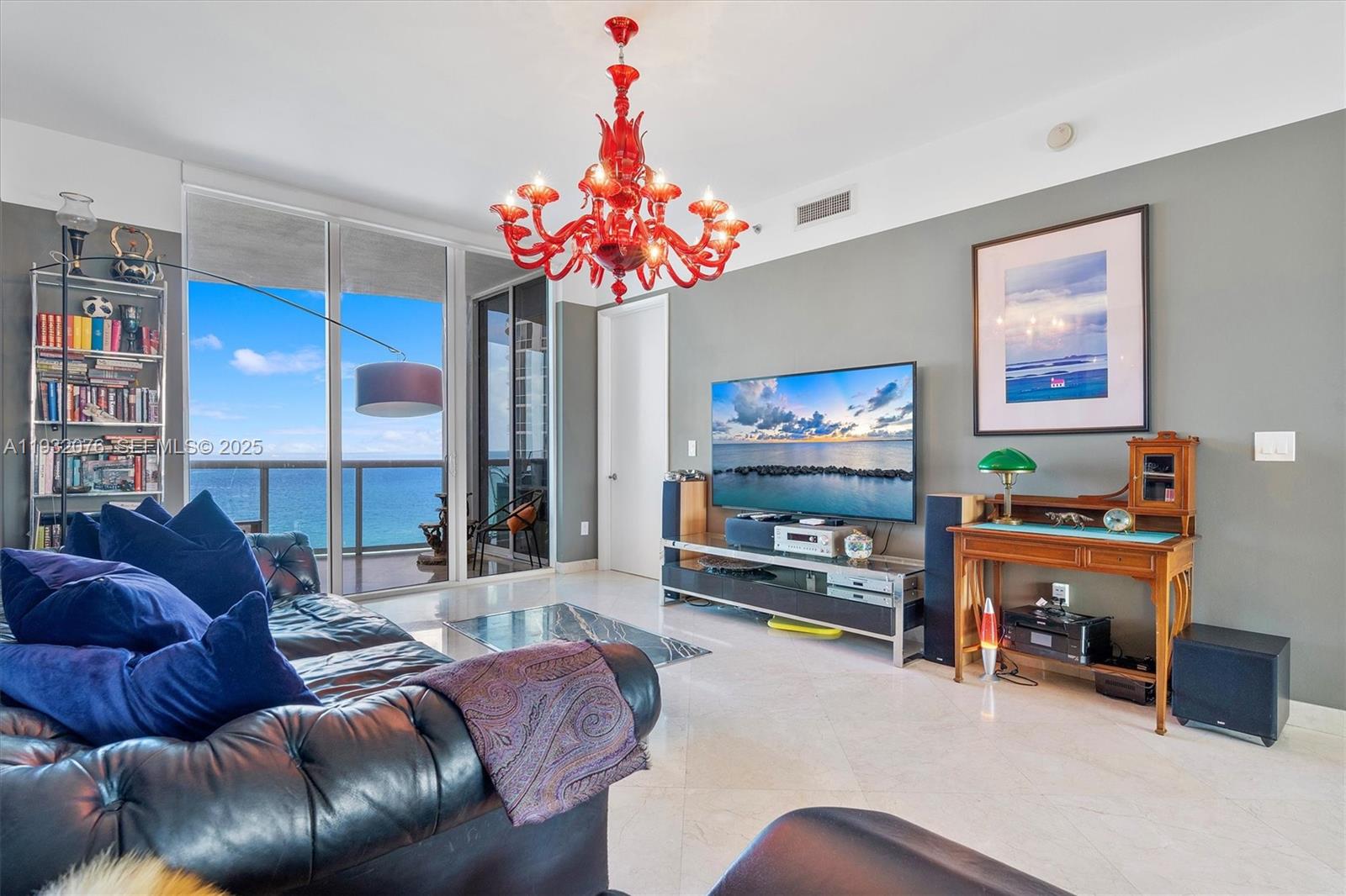 904 3 / 4 2327 кв.футов $ 2025-12-17 0 Фото