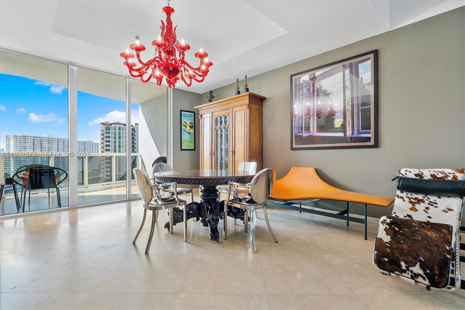 904 3 / 4 2327 кв.футов $ 2025-12-17 0 Фото