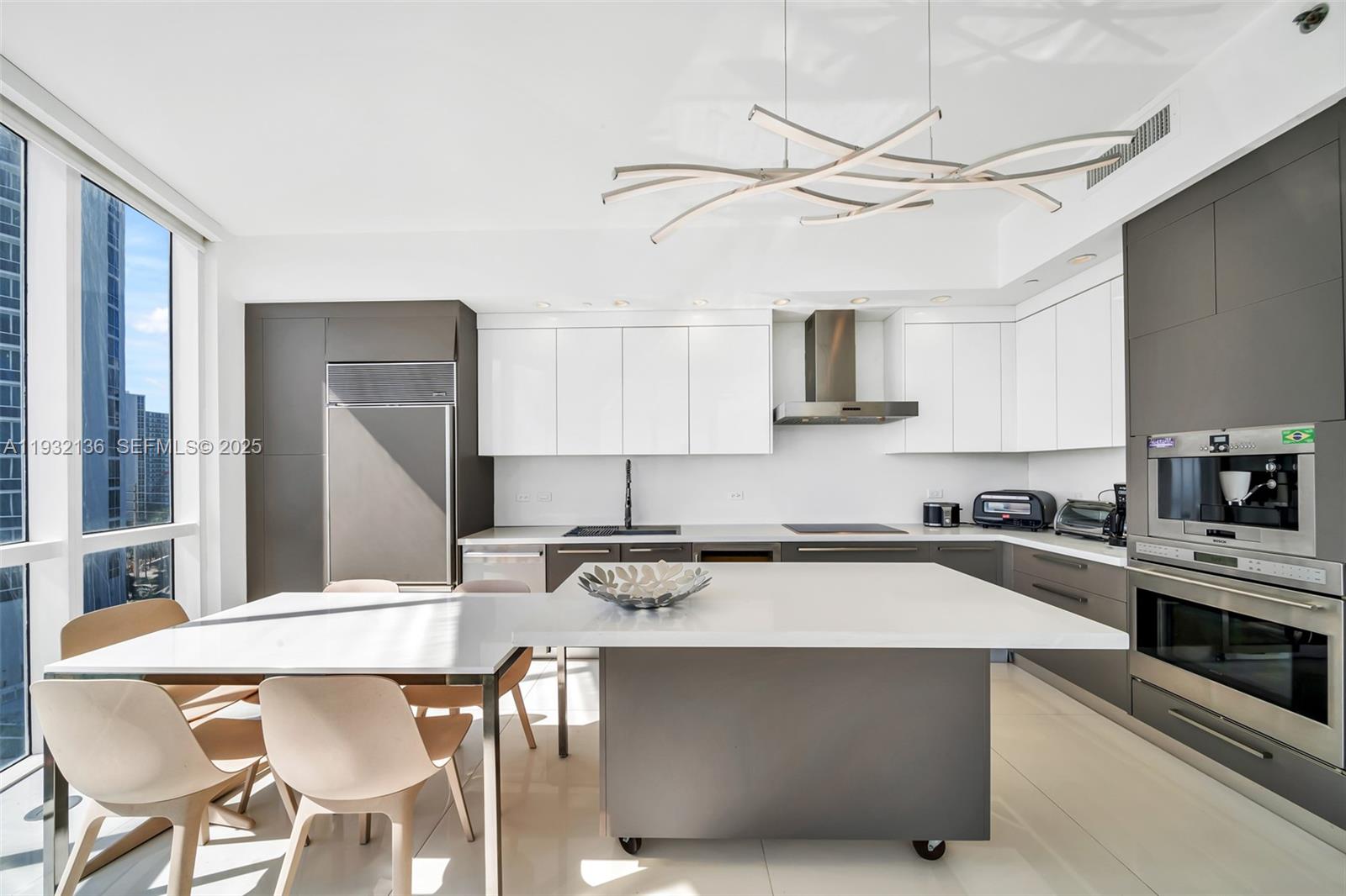 701 3 / 4 2768 sq. ft. $ 2025-12-17 0 foto