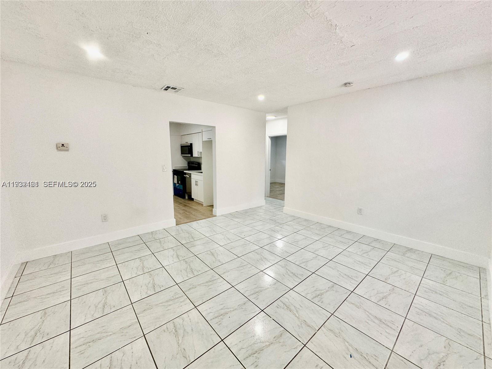   /  1500 sq. ft. $ 2025-12-17 0 Photo