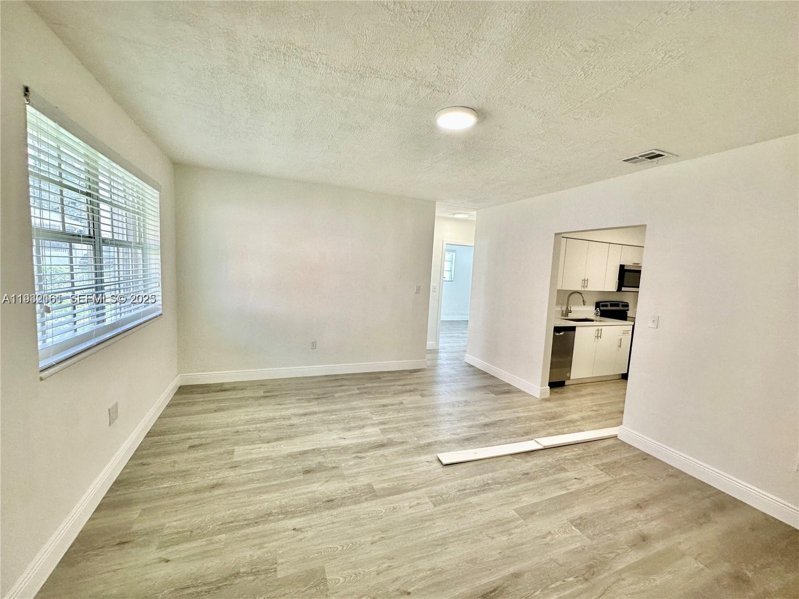   /  1500 sq. ft. $ 2025-12-17 0 Photo