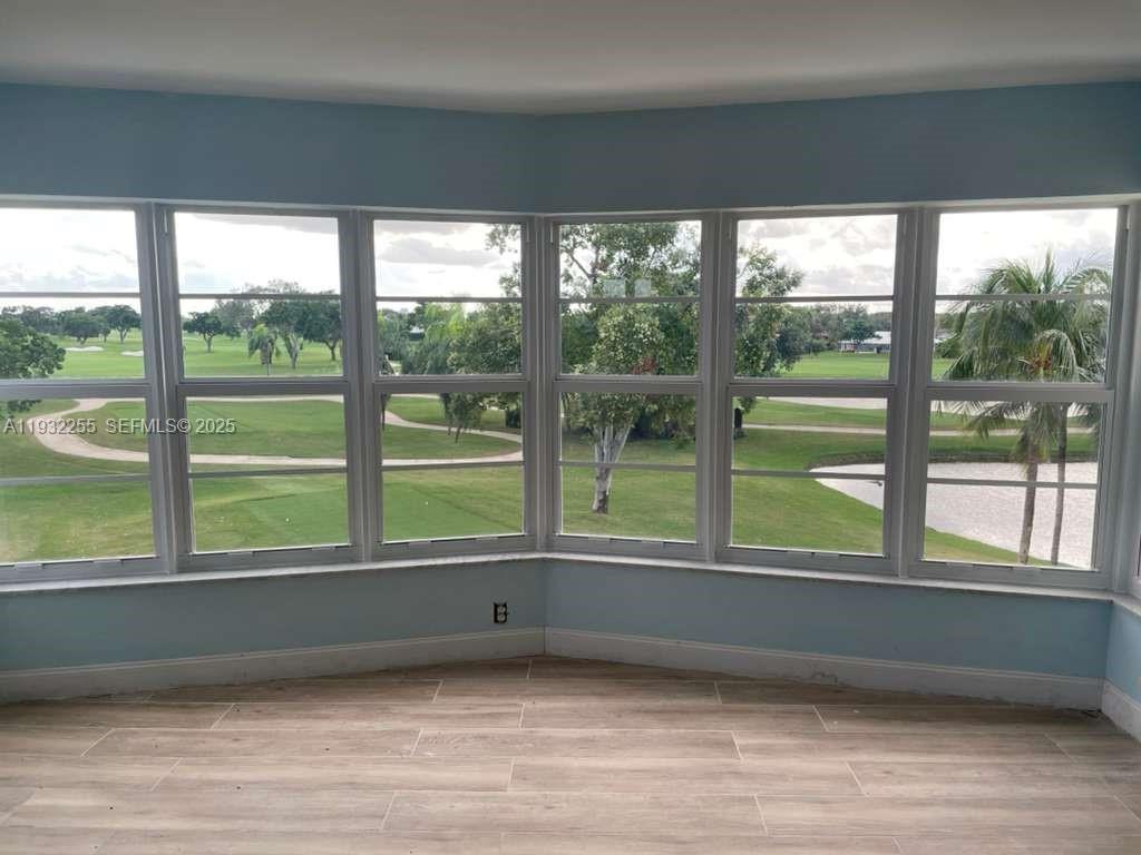 301 2 / 2 1292 sq. ft. $ 2025-12-17 0 foto