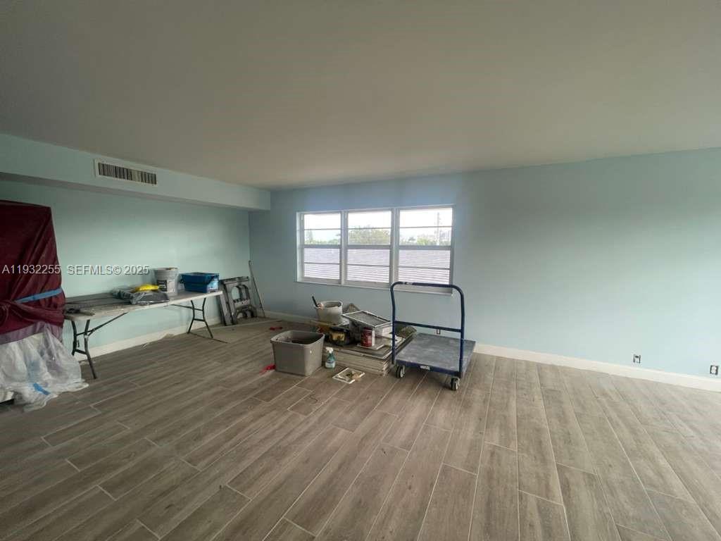 301 2 / 2 1292 sq. ft. $ 2025-12-17 0 foto