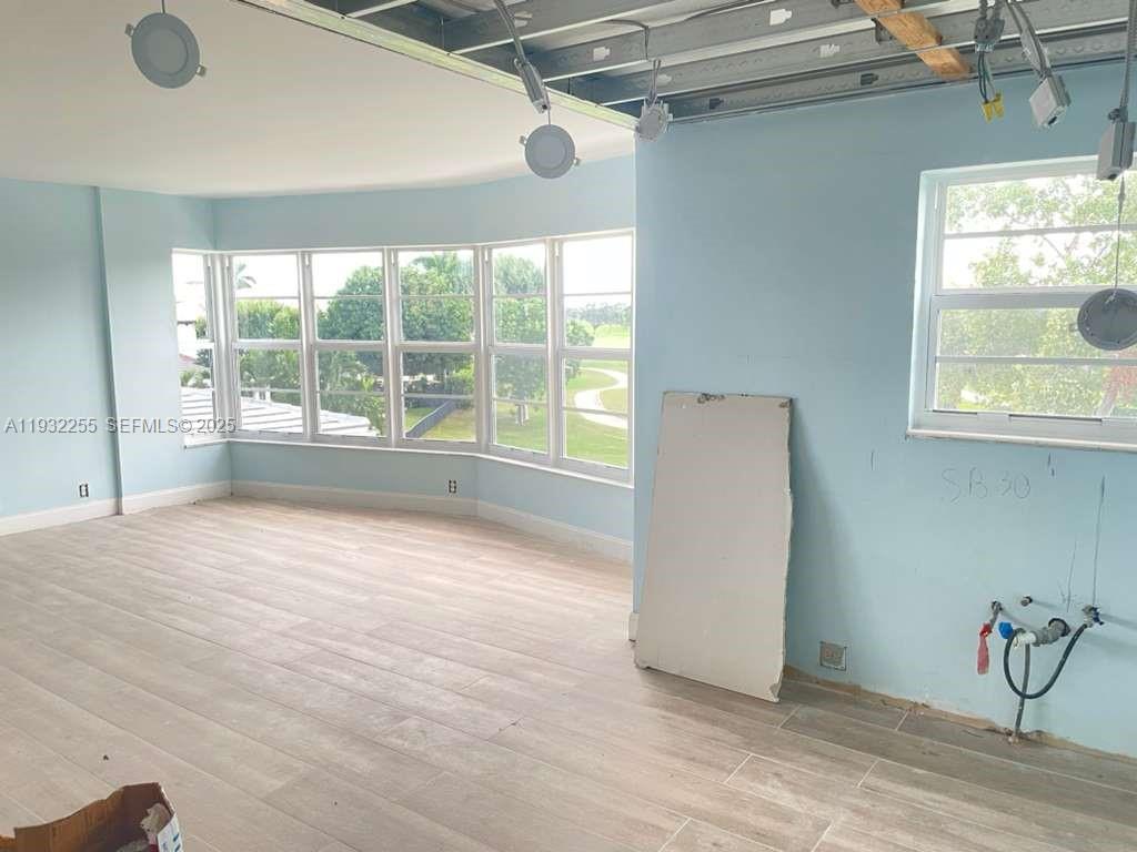 301 2 / 2 1292 sq. ft. $ 2025-12-17 0 foto