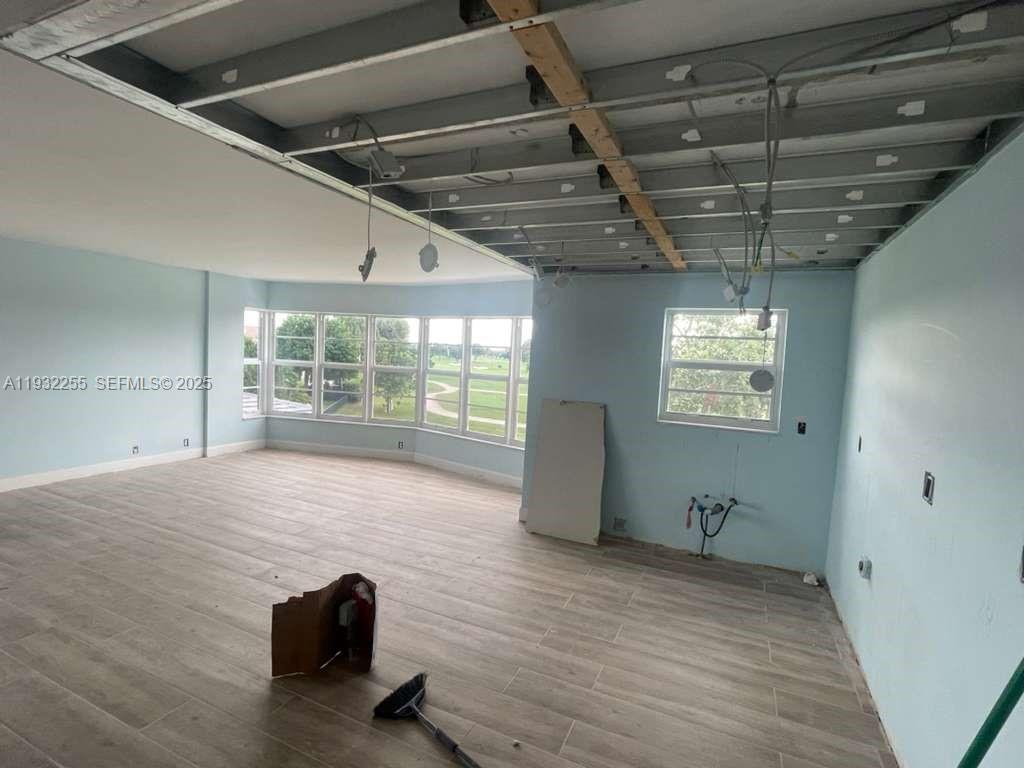 301 2 / 2 1292 sq. ft. $ 2025-12-17 0 foto