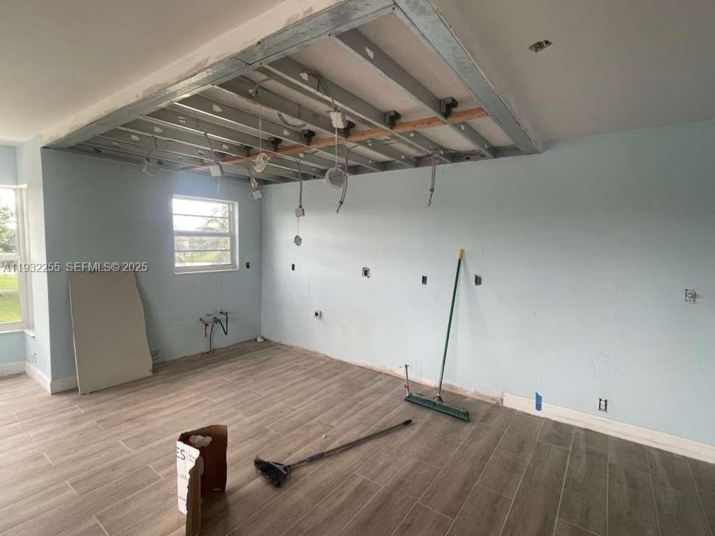 301 2 / 2 1292 sq. ft. $ 2025-12-17 0 foto