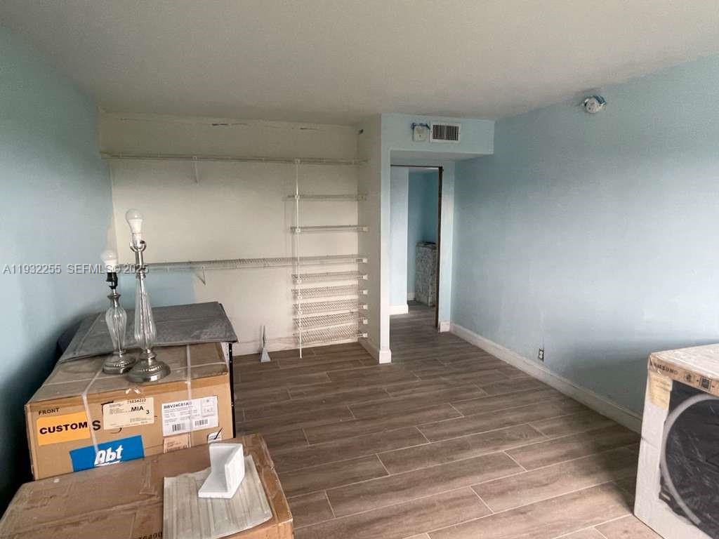 301 2 / 2 1292 sq. ft. $ 2025-12-17 0 foto