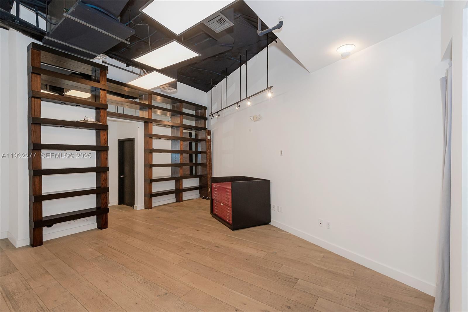 Подробнее 120 / кв.футов $ 2025-12-17 0 Фото