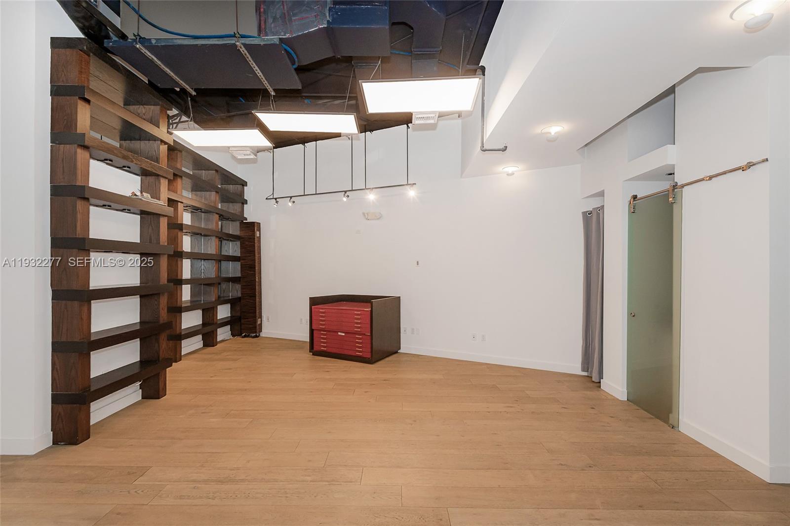 Подробнее 120 / кв.футов $ 2025-12-17 0 Фото