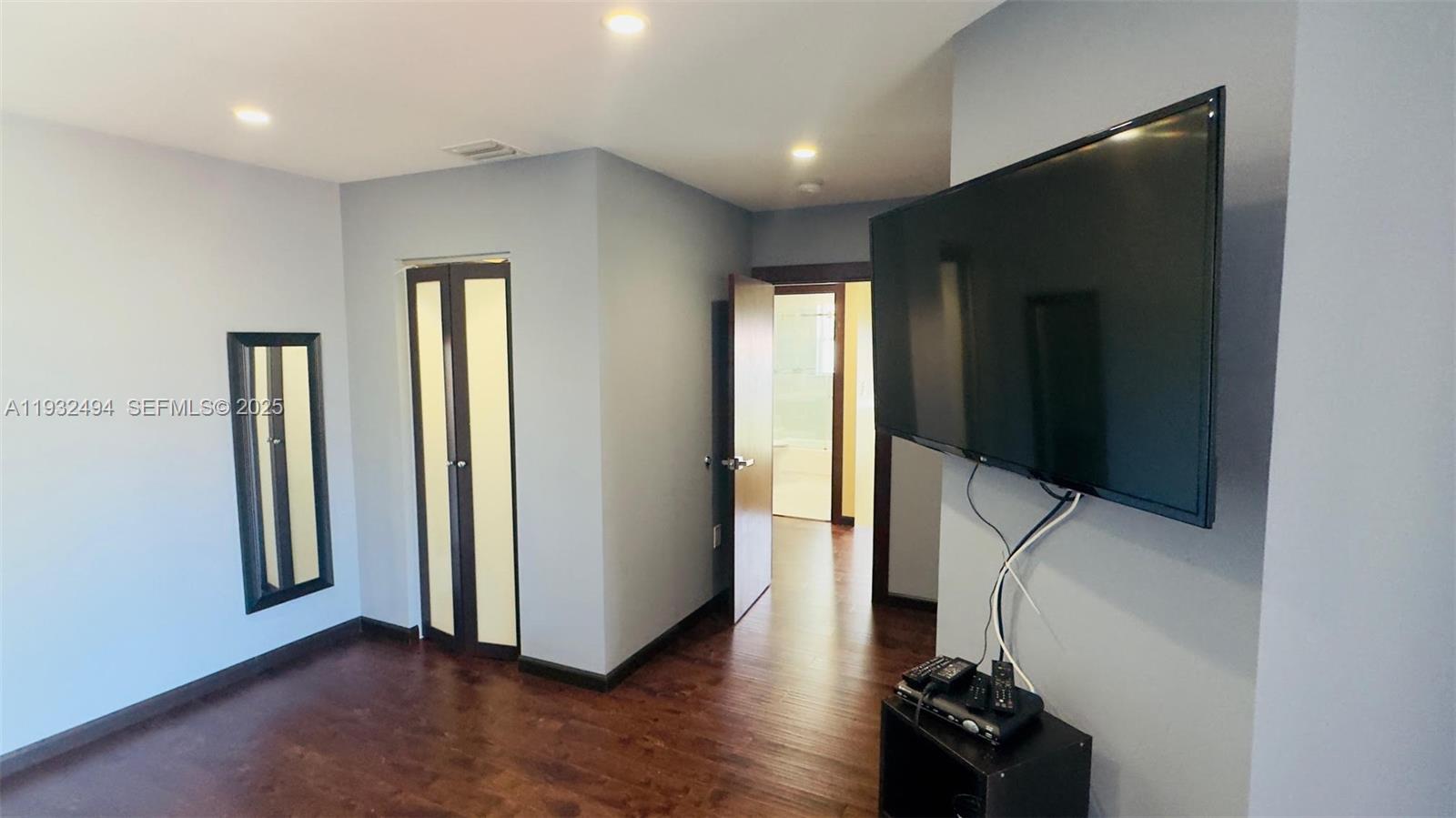 Photo of 1094 Redwood St  (1094), Hollywood, Florida, 33019 - 