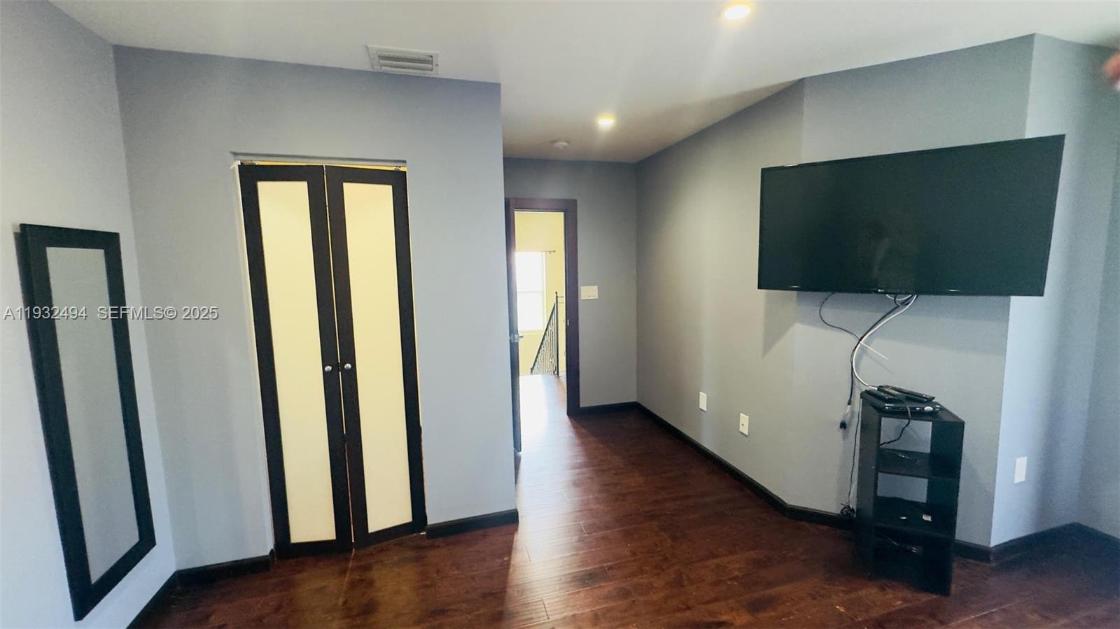 Photo of 1094 Redwood St  (1094), Hollywood, Florida, 33019 - 