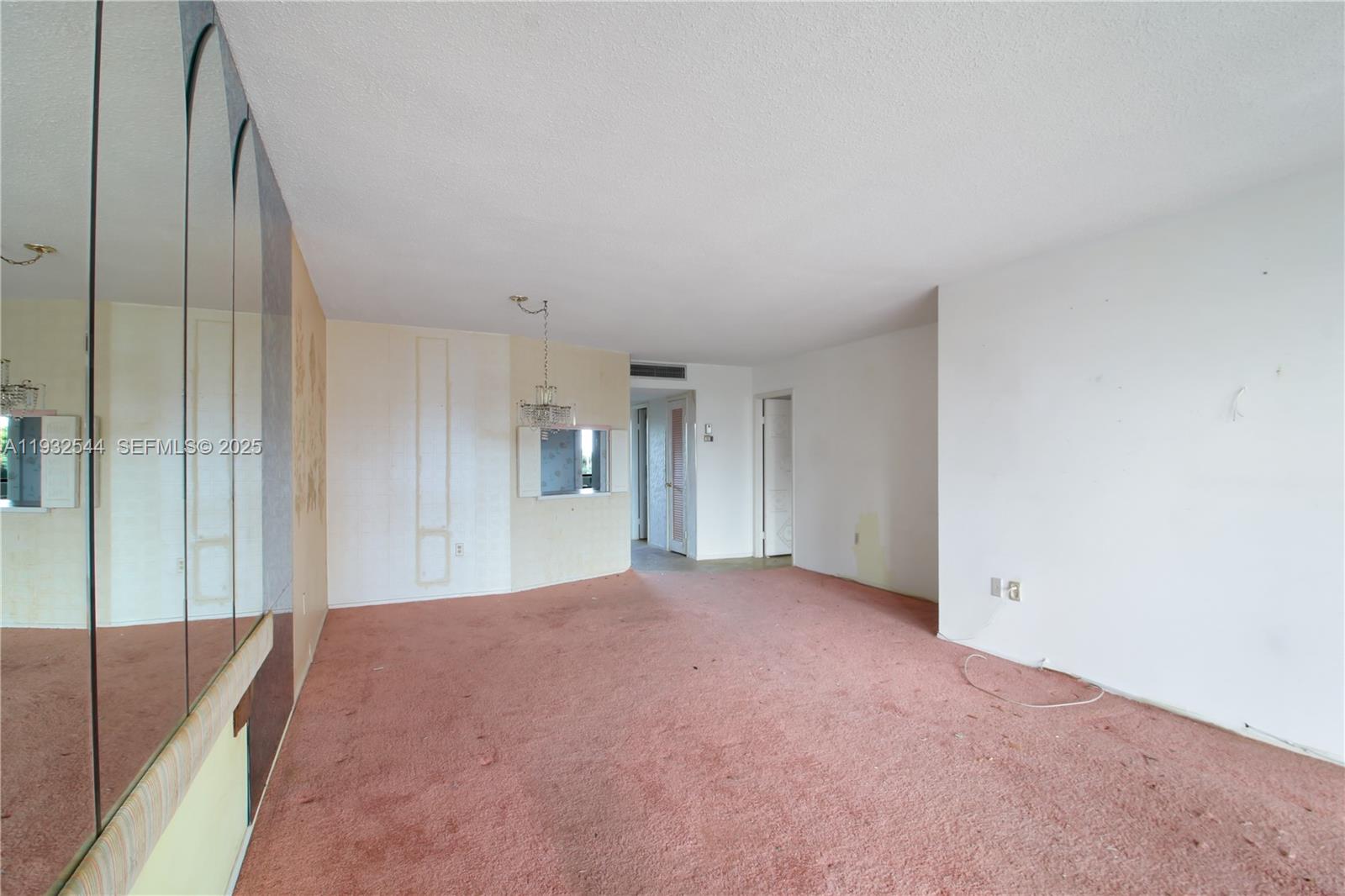 See details 404-1 1 / 2 1036 sq. ft. $ 2025-12-18 0 Photo