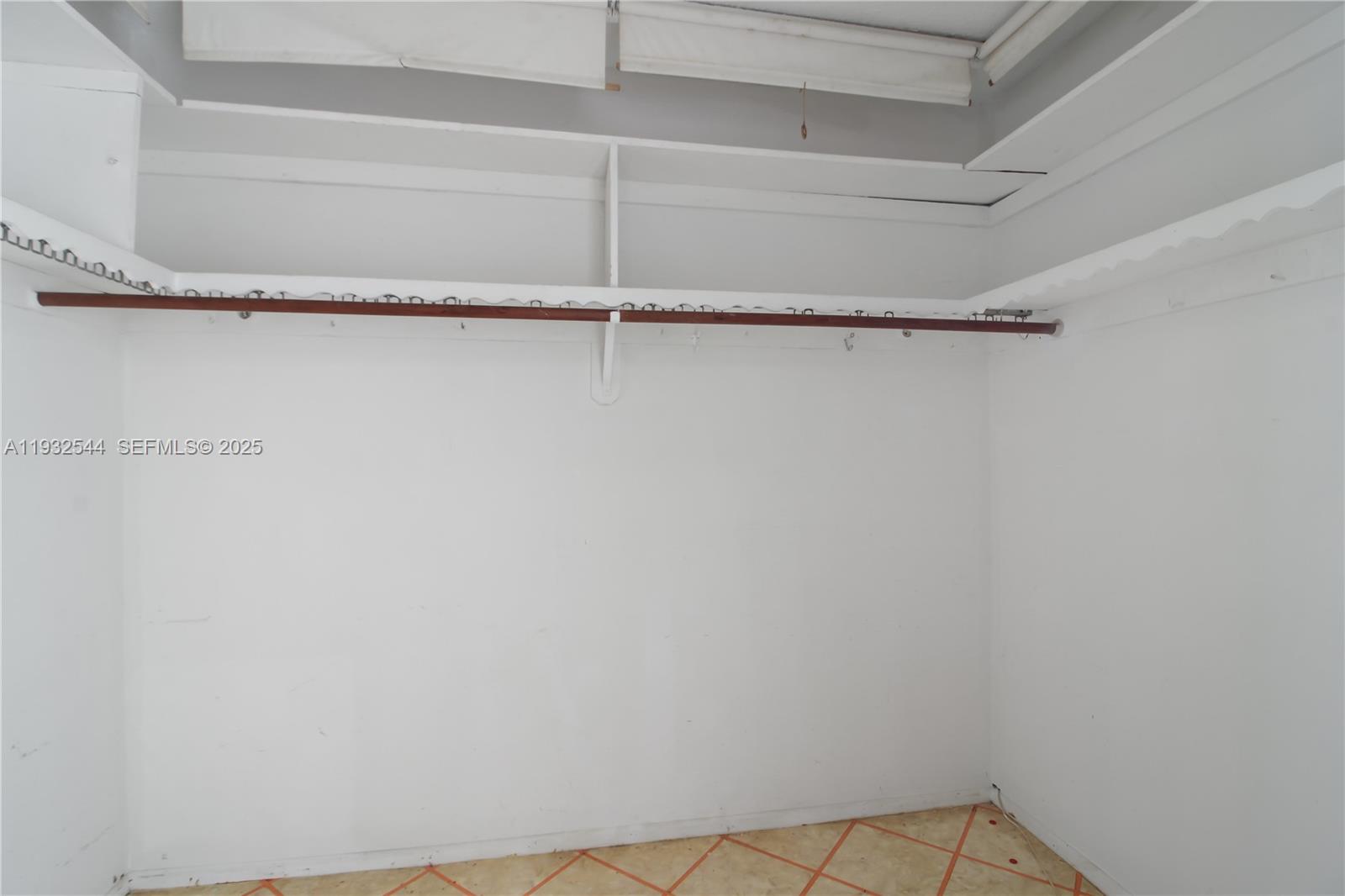 See details 404-1 1 / 2 1036 sq. ft. $ 2025-12-18 0 Photo