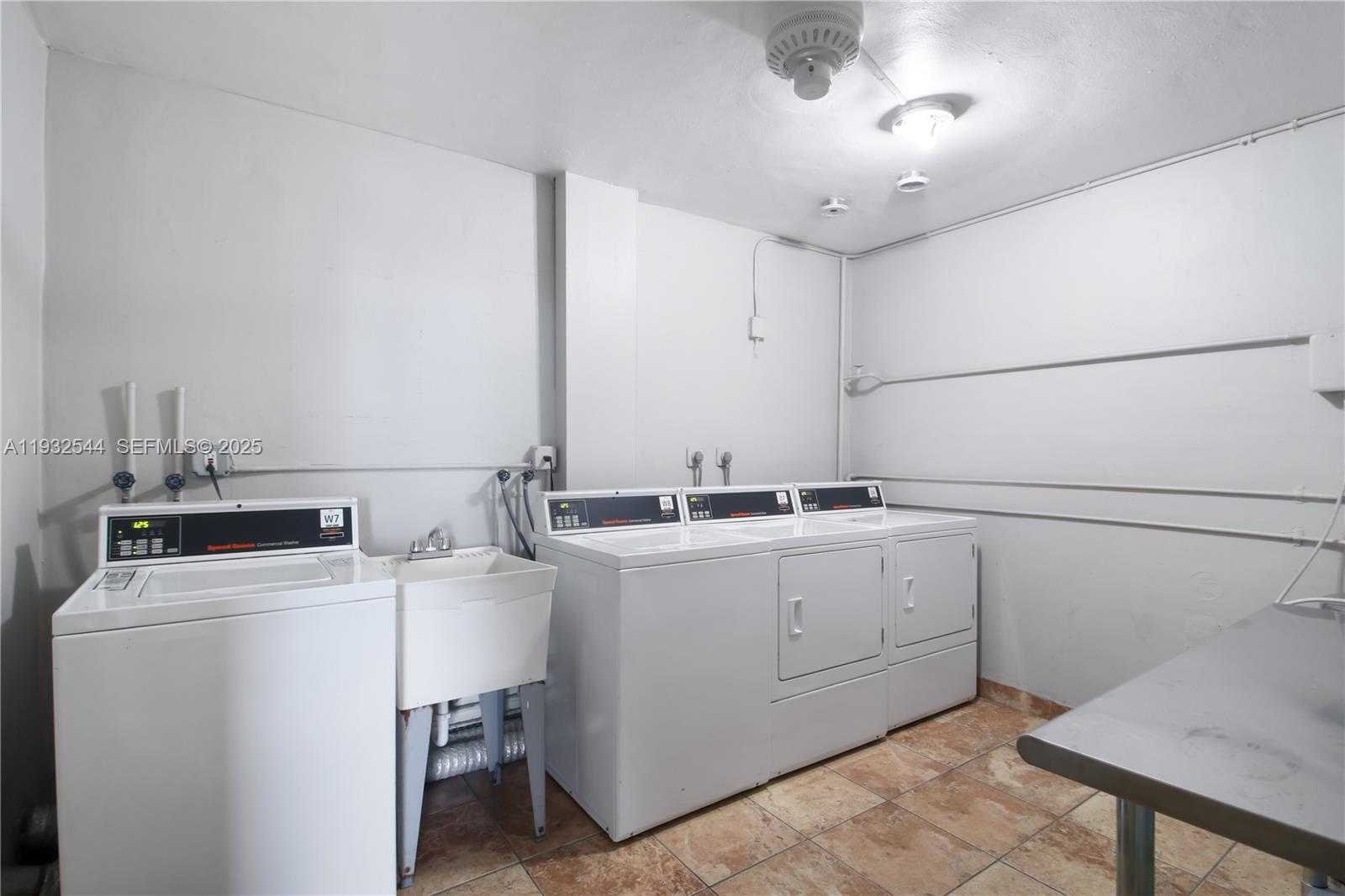 See details 404-1 1 / 2 1036 sq. ft. $ 2025-12-18 0 Photo