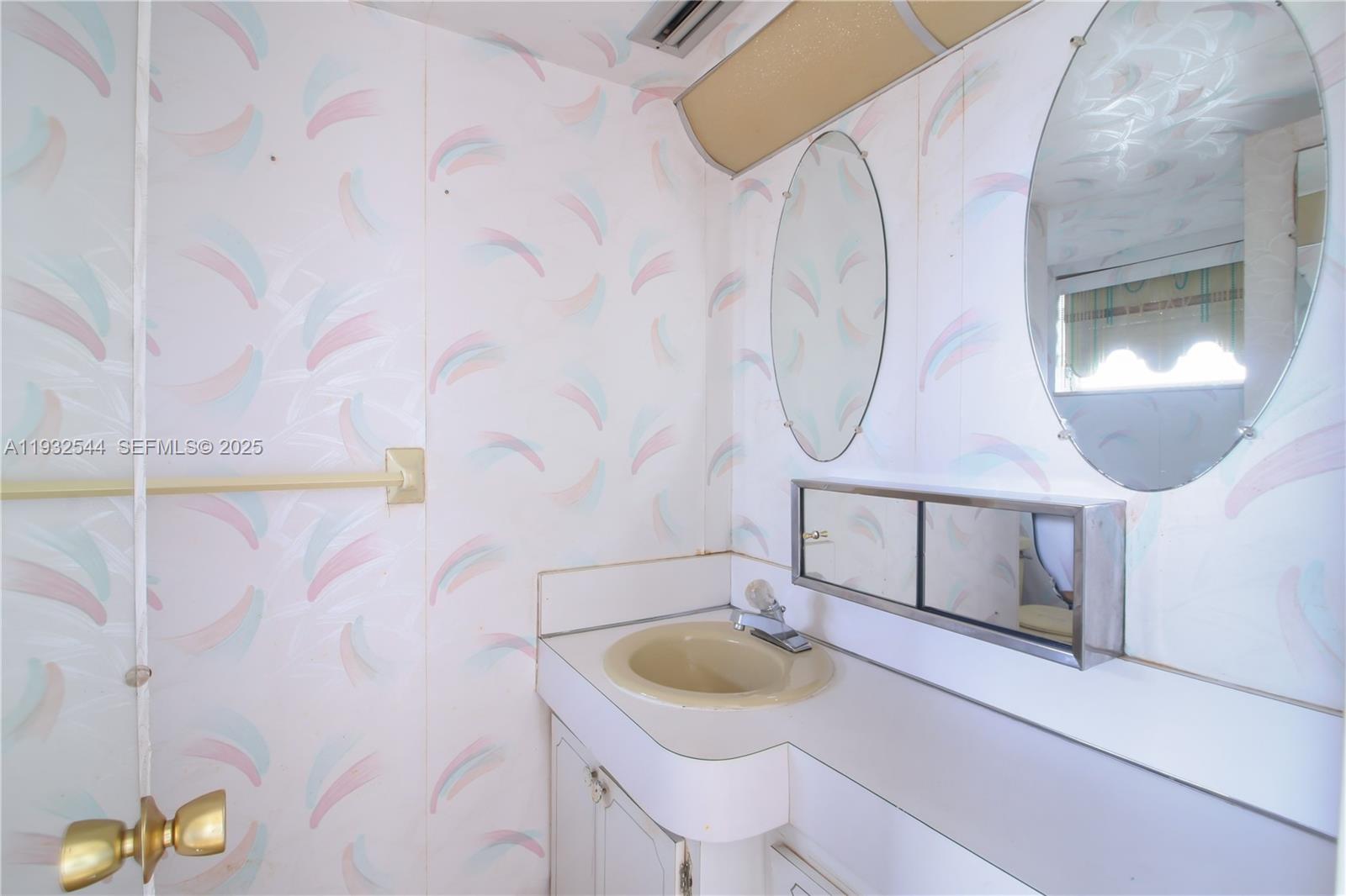 See details 404-1 1 / 2 1036 sq. ft. $ 2025-12-18 0 Photo