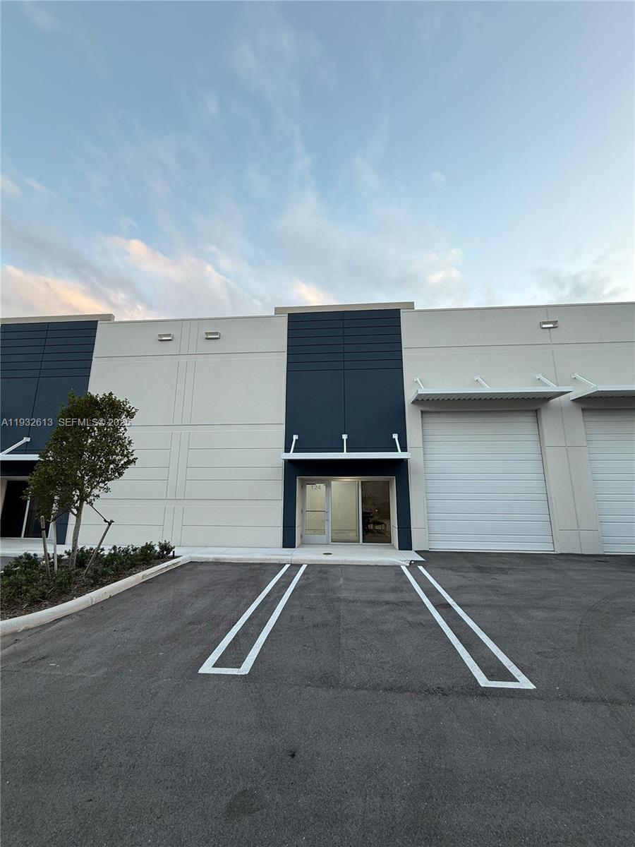 124  /   кв.футов $ 2025-12-18 0 Фото